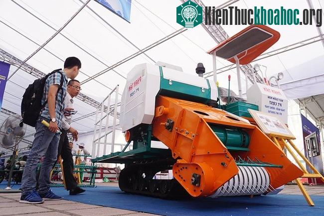 Chiếc máy cuốn rơm tự hành có mặt tại Techmart 2015. (Ảnh: Giang Huy).