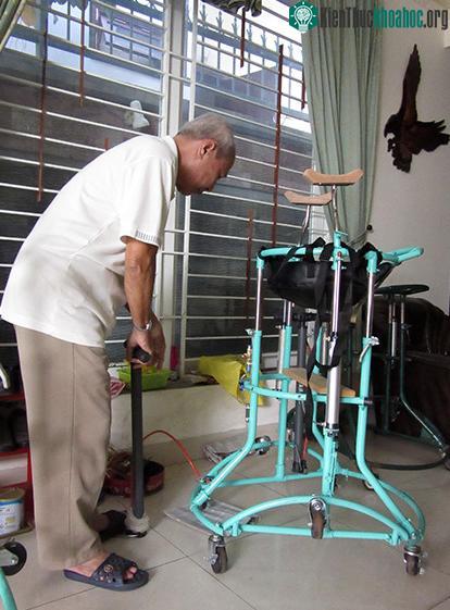 Ông Trữ sử dụng bơm hơi để nâng giá đỡ bệnh nhân. (Ảnh: Vân Anh).