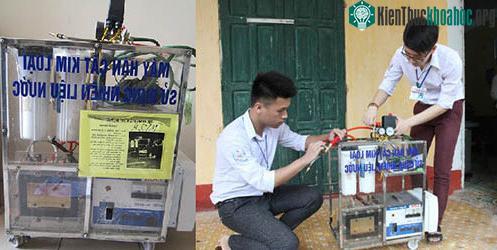 Ngô Đức Thắng và Phạm Thành Trung cùng chế tạo máy hàn cắt kim loại bằng nhiên liệu nước. (Ảnh: Minh Quang).