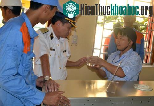 Uống thử nước từ máy lọc nước biển. (Ảnh: Đơn vị thi công cung cấp)