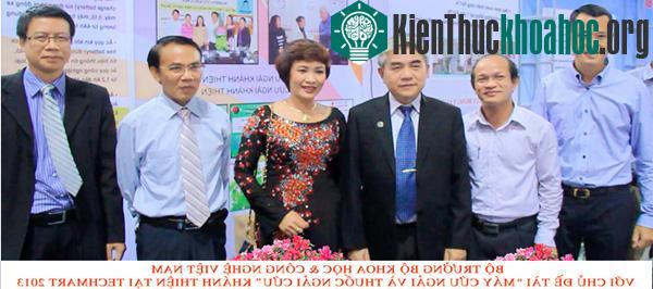 Lãnh đạo Bộ Khoa học và Công nghệ chụp ảnh với đại diện nhà sản xuất máy cứu ngải và viên cứu ngải. (Ảnh: N. N)