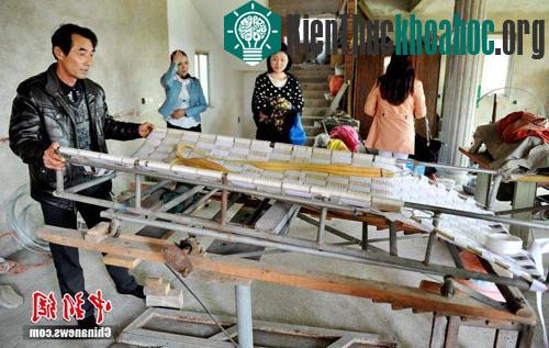 Chiếc giường bài tiết sỏi thận do ông Châu chế tạo. (Ảnh: China News)