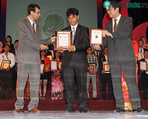 Anh Trần Thanh Thành nhận giấy chứng nhận sáng chế do Cục Sở hữu trí tuệ cấp - (Ảnh do nhân vật cung cấp)
