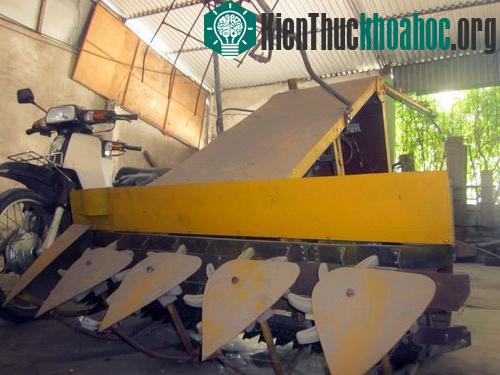 Chiếc máy gặt làm từ động cơ xe máy Dream, có chi phí 7 triệu, năng suất 10phút /sào. (Ảnh: Đức Hùng)