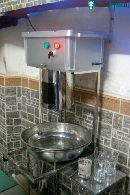 Chiếc máy rửa ly nhỏ gọn, không sử dụng xà phòng. (Ảnh: Khánh Ly)