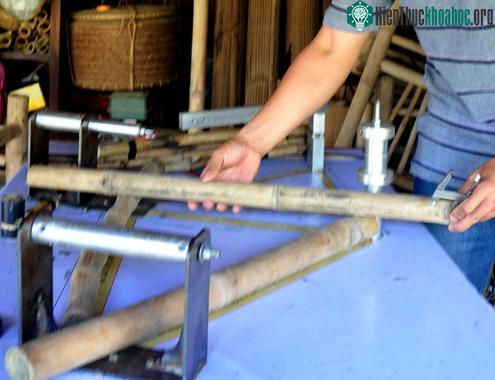 Để tạo khung xe đạp chắc chắn, anh phải chọn lựa nhiều khúc tre gai già, mỗi thanh tre trải qua kiểm tra chịu lực khắt khe bằng đòn bẩy. Bắt tay vào làm xe đạp bằng tre, anh Tân đầu tư khoảng 50 tr...