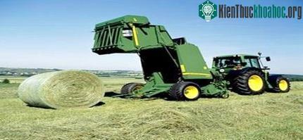 Máy thu gom rơm do Trường Đại học Kỹ thuật Công nghệ TPHCM chế tạo