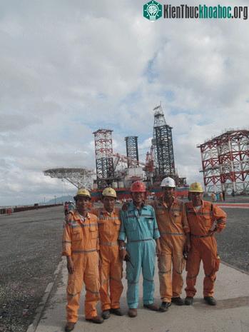 Cán bộ, công nhân Tập Đoàn Dầu khí QG Việt Nam vui mừng trước sự thành công của giàn khoan đầu tiên tại Việt Nam (ảnh: Phương Hoàn)