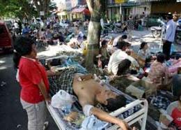 Nạn nhân trận động đất sáng 27/05/2006 ở thành phố Yogyakarta, cách thủ đô Jakarta - Indonesia