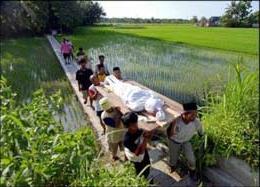 Nạn nhân trận động đất sáng 27/05/2006 ở thành phố Yogyakarta, cách thủ đô Jakarta - Indonesia