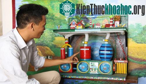 Thầy giáo Phạm Sơn Thu bên mô hình máy thu và xử lý bão trong lòng đất. (Ảnh: Phương Vy).