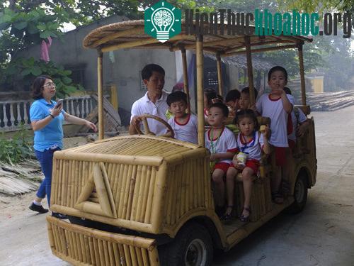 Ngoại trừ phần gầm bệ và bình ắc quy điện, tất cả chi tiết còn lại từ thân vỏ đến khung sườn đều có cấu tạo bằng tre.