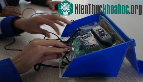 Chưa học qua ngôn ngữ lập trình Csharp nhưng nam sinh vẫn có thể hoàn thiện sản phẩm khiến nhiều giáo viên bất ngờ. (Ảnh: Lê Hoàng).
