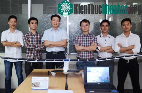 TS Đinh Tấn Hưng (đeo kính) và nhóm sinh viên K56.