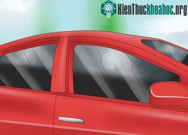 Cân nhắc dùng kính màu khi đi xe dưới trời nắng.