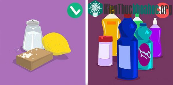 Để quần áo trông sáng hơn và hạn chế cặn xà phòng bám trên quần áo sau khi giặt, bạn có thể tẩy trước bằng nước chanh và muối.