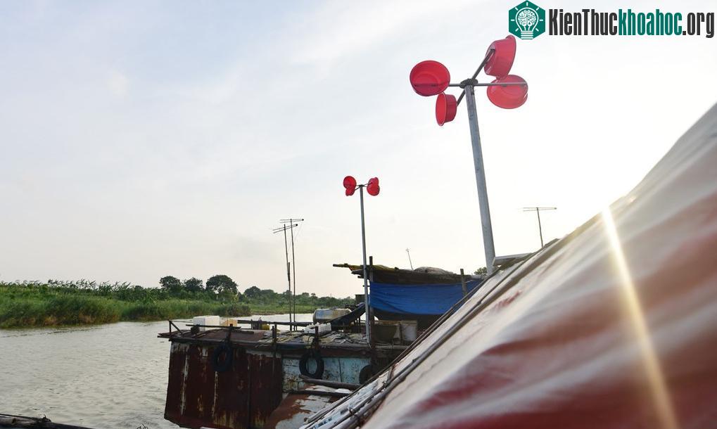 Theo các hộ dân đánh giá, việc thực hiện mô hình điện gió ở bến gốm ven sông Hồng này khá hiệu quả. Tốc độ gió đo được khoảng 3m/s, đủ để phát tạo ra điện năng, cung cấp năng lượng chiếu sáng cho c...