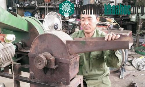 Ngoài máy cấy không động cơ, ông Dung còn chế tạo thêm nhiều loại máy móc hiện đại phục vụ nông nghiệp như máy tiện, máy hàn, máy thái chuối... (Ảnh: Phương Vy).