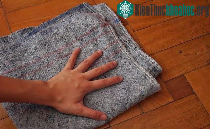 Dùng giẻ mềm lau khô hết nước trên bề mặt sàn gỗ.