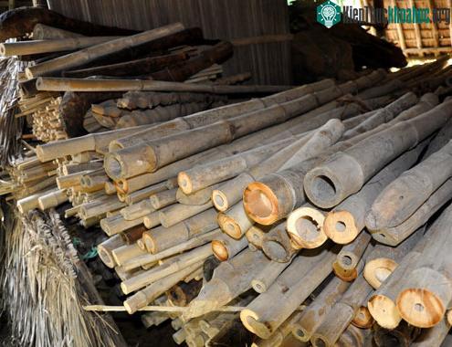 Theo anh Tân, làm khung xe đạp bằng tre gai rắn chắc. Gia đình đặt mua nguyên liệu hơn 4 năm tuổi trong xã hoặc ở các vùng ven sông Quế Sơn, Điện Bàn đóng bè vận chuyển về nhà bằng đường sông Thu B...
