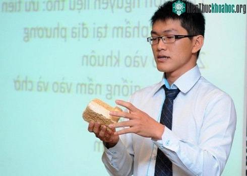 Lập đang thuyết trình về bao bì hữu cơ làm từ nấm trước ban giám khảo một cuộc thi ý tưởng kinh doanh. (Ảnh: Hà Thanh)