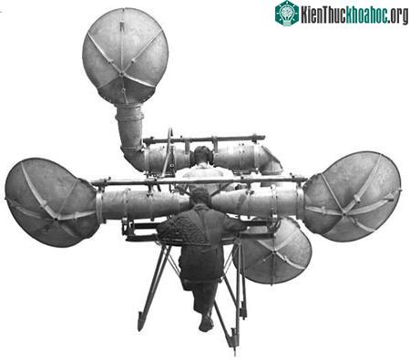 Máy định vị âm thanh với 4 ống nghe của CH Czech năm 1920.