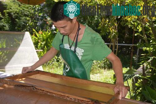 Bột giấy được cho vào trong khung - (Ảnh: Tam Liên).