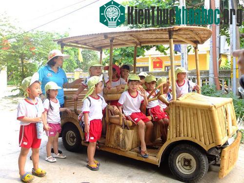 Các em thiếu nhi thích thú với loại xe điện bọc tre này - (Ảnh: Tam Liên).
