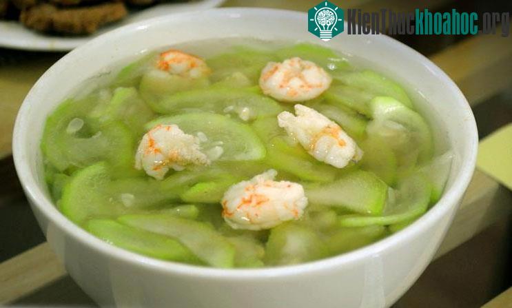 Canh bầu nấu tôm là món ăn giải nhiệt mùa hè được nhiều người yêu thích.