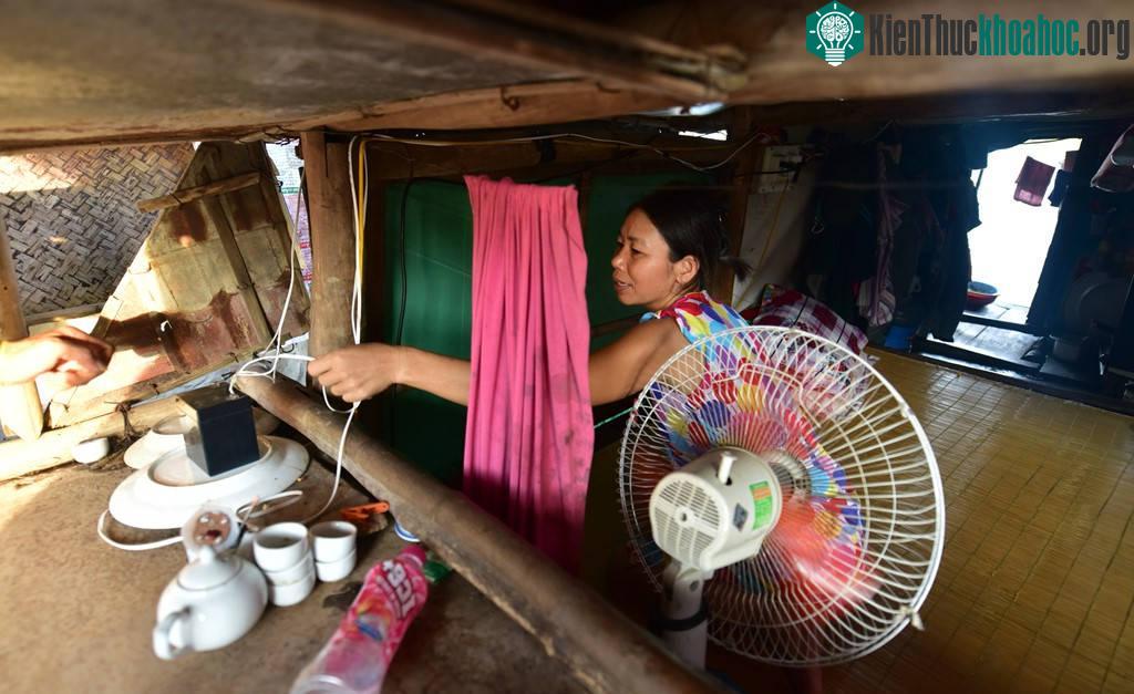 Chị Huyền, một cư dân tại bến gốm cho biết. Hệ thống điện gió quay cả ngày đủ để thắp sáng một bóng đèn Led 4 đến 5 giờ đồng hồ.