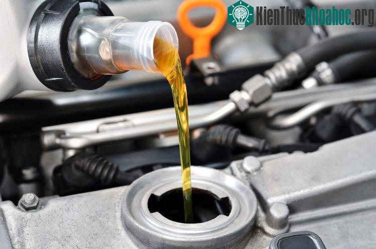 Xe bị chết máy do ngập nước cần phải thay hoàn toàn dầu mới để đảm bảo máy chạy trơn tru.