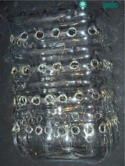 Khoan các lỗ nhỏ quanh bình với khoảng cách đều nhau