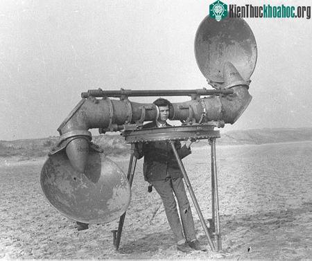 Máy định vị âm thanh 2 ống nghe của CH Czech năm 1920.