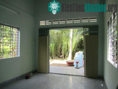 Do sử dụng các tấm bê tông nhẹ ghép nối trên khung sắt, vì thế, ngôi nhà này hoàn toàn có thể lắp ghép dễ dàng và tháo dỡ một cách nhanh chóng.