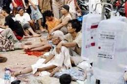Nạn nhân trận động đất sáng 27/05/2006 ở thành phố Yogyakarta, cách thủ đô Jakarta - Indonesia