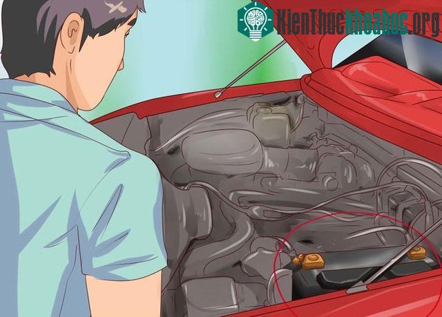 Trời nóng làm nước bốc hơi nhiều sẽ ảnh hưởng tới tuổi thọ của ắc quy xe.