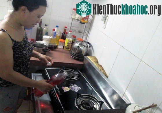 Cả phố dùng nước rửa bát chế từ... rác thải