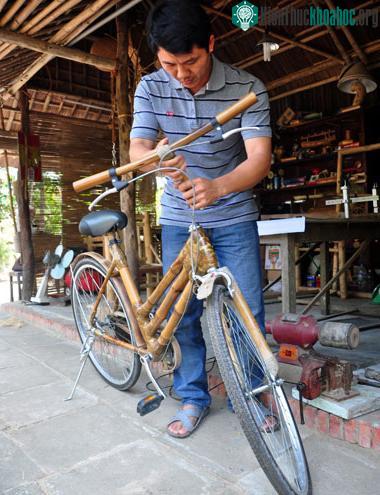 Theo anh Tân, loại tre gai có thân nhỏ nhưng dẻo dai, bền chắc phù hợp làm khung xe đạp cho cả nam và nữ.