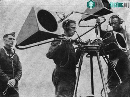 Máy định vị âm thanh 4 ống nghe của Anh được sử dụng năm 1938.