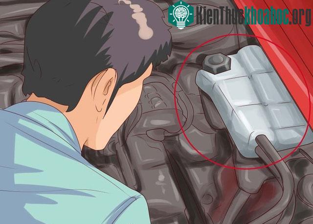 Không nên mở nắp ca pô khi xe vẫn còn nóng.