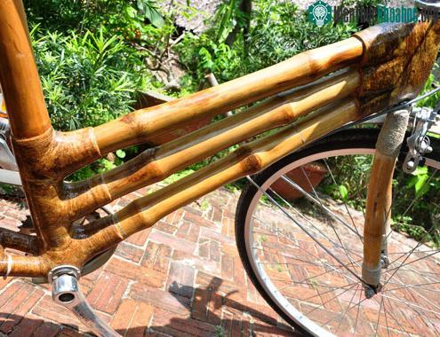 Khó nhất trong quá trình làm khung xe là kỹ thuật nối giữa tre và kim loại sao cho khớp. "Tôi đã dùng sợi gai tự nhiên và keo tổng hợp để kết nối giữa tre và kim loại đảm bảo khung xe đạp khôn...