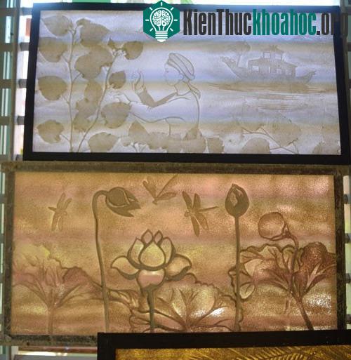 Tranh, ảnh được in trên nền giấy dừa - (Ảnh: Tam Liên).