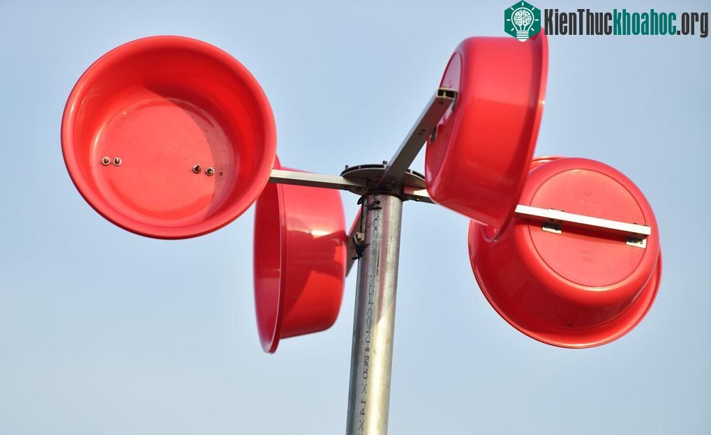 Hệ cánh gió sử dụng những chậu nhựa màu đỏ, lắp đặt rất dễ dàng. Hệ thống điện gió hoạt động theo nguyên tắc rất đơn giản, khi có gió, hệ cánh gió sẽ quay làm trục mô tơ quay, tạo ra điện năng. Lượ...