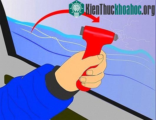 Toàn tập bí kíp sống sót khi gặp nạn trong ô tô