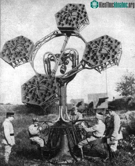 Máy định vị âm thanh của Pháp năm 1930, trông giống như một trạm radar, các loa kèn có khả năng xoay được giúp định vị âm thanh từ nhiều hướng khác nhau.