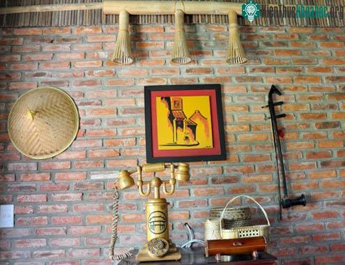 Bên cạnh làm xe đạp bằng tre, anh Tân còn làm nhiều sản phẩm lưu niệm làm bằng tre độc đáo, tinh xảo làm quà cho du khách.