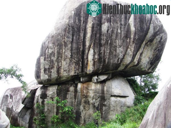 Núi đá chồng và miệng núi lửa ở Định Quán - Đồng Nai 2010 ảnh 0