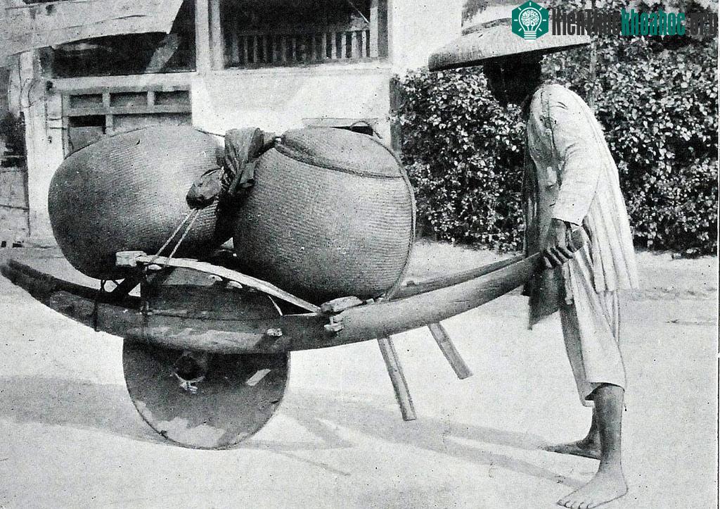Chiếc xe cút kít một bánh là công cụ kiếm sống của những người làm nghề cửu vạn.