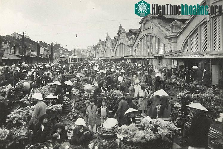 Ngay từ giữa tháng Chạp, không khí Tết đã bắt đầu tràn ngập khắp 36 phố phường.