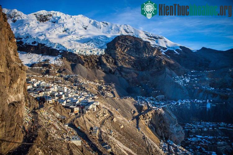 La Rinconada, thành phố ở Sevilla, Tây Ban Nha, nằm ở độ cao 5.000 mét